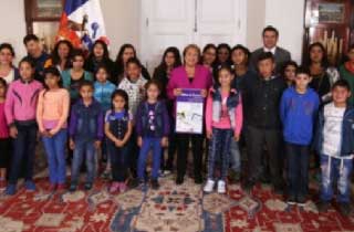 Niños y jóvenes usuarias del Subsistema de Seguridades y Oportunidades visitan por primera vez La Moneda y reciben sorpresa de la Presidenta